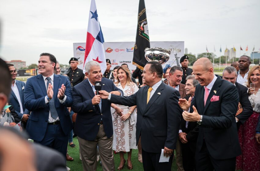  Presidente Mulino entrega el trofeo al ganador del Clásico Presidente de la República