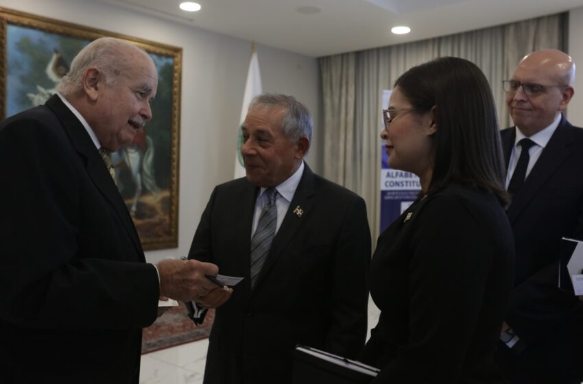 Representantes diplomáticos reciben información sobre la Alfabetización Constitucional por parte de SEPRESAC