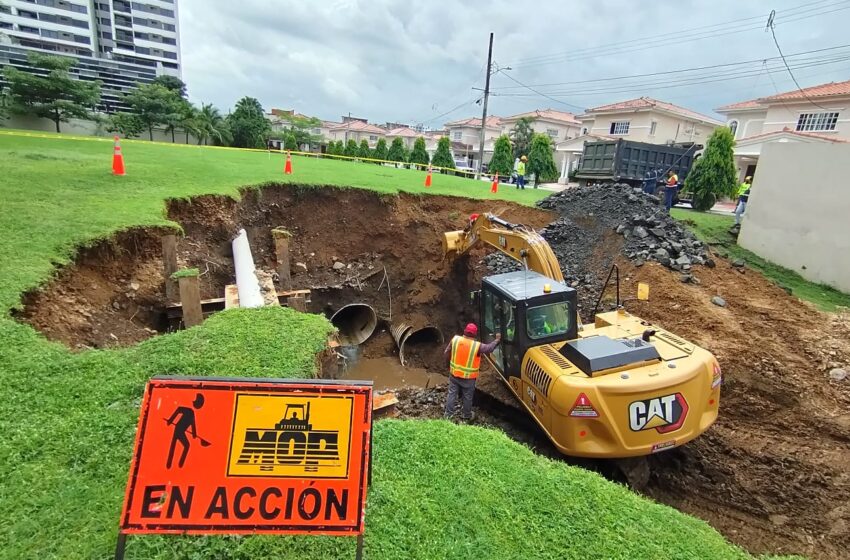 Continúan trabajos de emergencia en Condado del Rey tras colapso de tuberías pluviales
