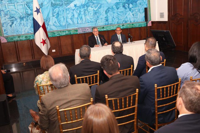 Gobierno presenta a generadoras de energía su plan para el sector