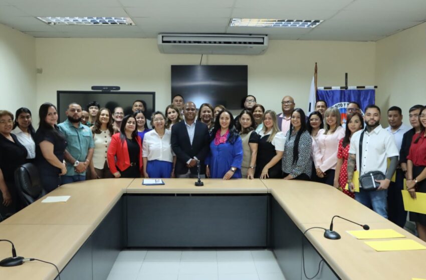 ATTT realiza la primera entrega de resoluciones de renovación de operaciones para escuelas de manejo