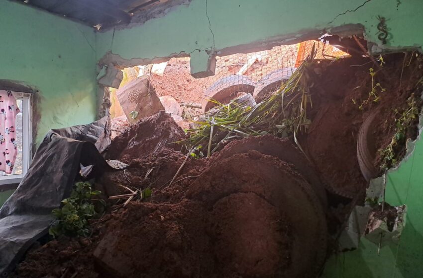 Autoridades atienden a familia afectada por deslizamiento de tierra en Las Cumbres
