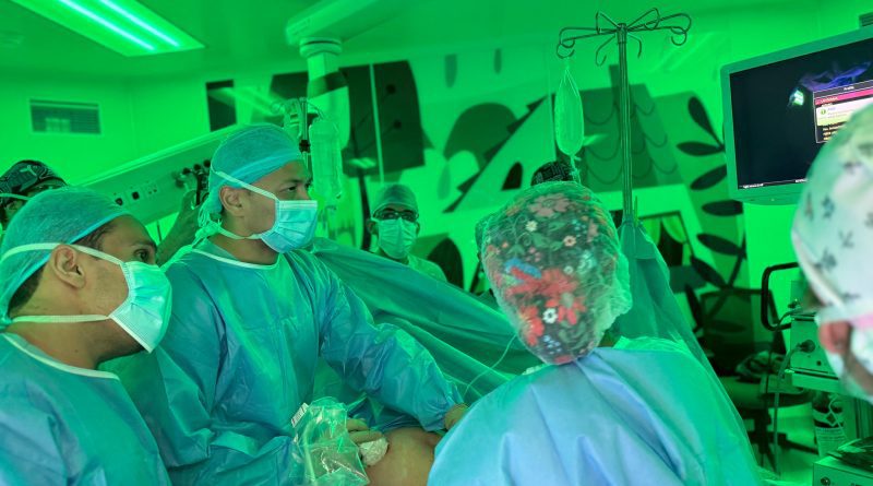 CSS realiza con éxito innovadora cirugía intrauterina para corregir anomalía en gemelos