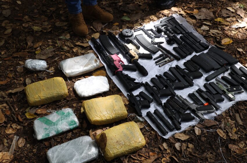  Descubren en Pedregal un chaleco con armas y posible sustancia ilícita