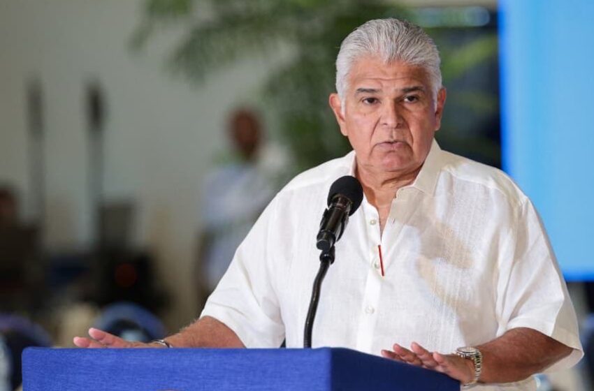  Mulino resalta avances en Veraguas, anuncia plan logístico y entrega de laptops a universitarios