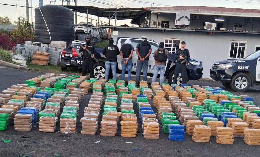Incautan 1,629 paquetes de presunta droga y aprehende a dos personas quienes se desplazaban en autos