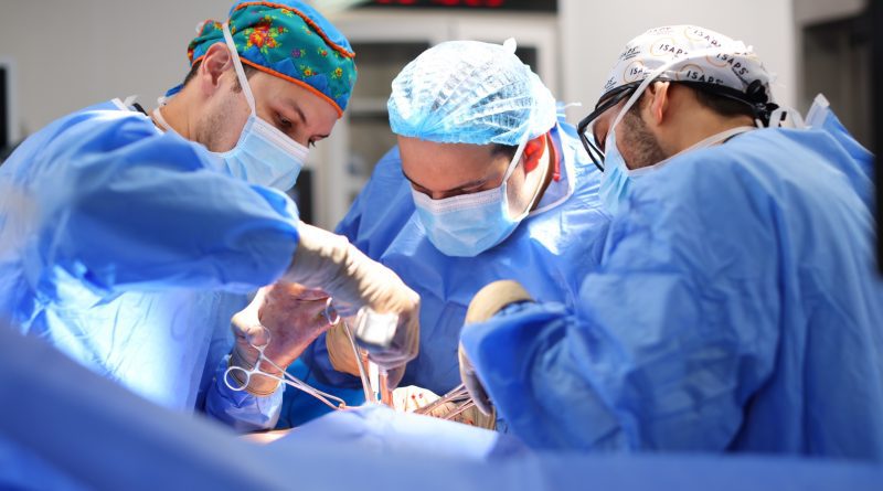  Cirujanos de la CSS reconstruyen una mama utilizando tejido abdominal de la propia paciente