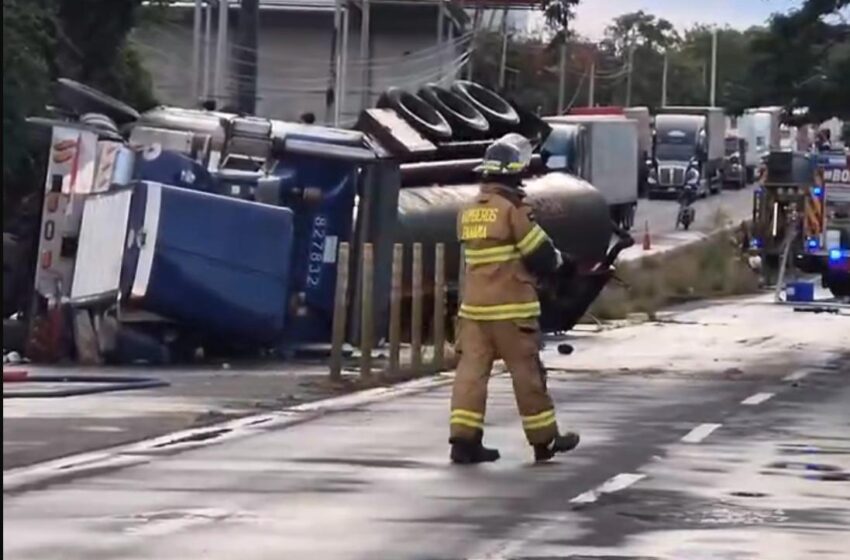  Camión cisterna con 9 mil galones de combustible se vuelca en Penonomé. Bomberos controlan derrame