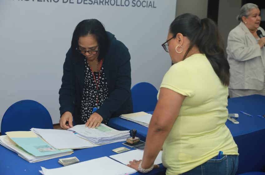  Exfuncionarios del MIDES reciben pagos pendientes tras años de espera