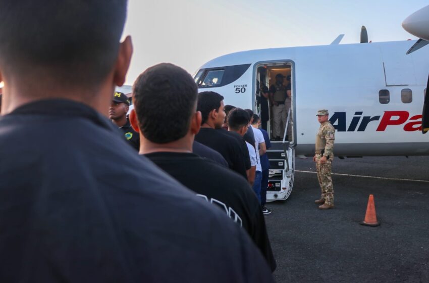  Migración deporta y expulsa a más de 40 extranjeros en vuelo con destino a Colombia