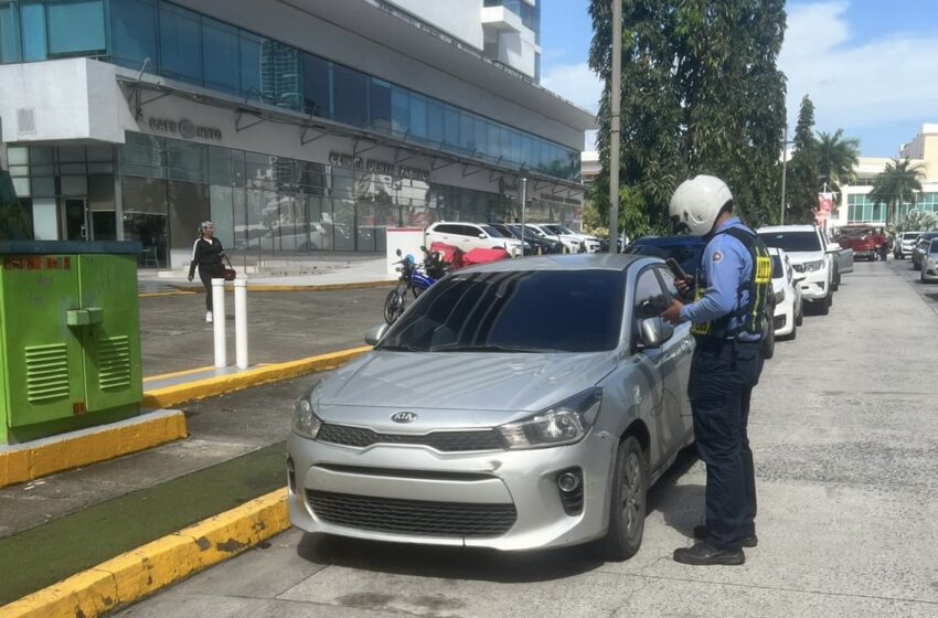  Más de 85 vehículos removidos con grúa y 135 infracciones en Operativo “Mal Parqueados” de la ATTT