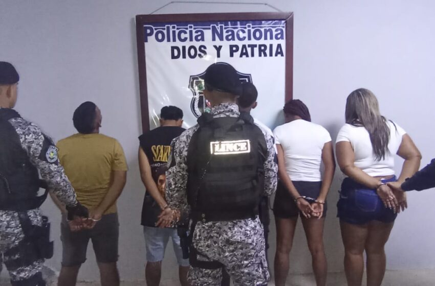  Policía aprehende a cinco personas y decomisa un arma de fuego en Pedregal