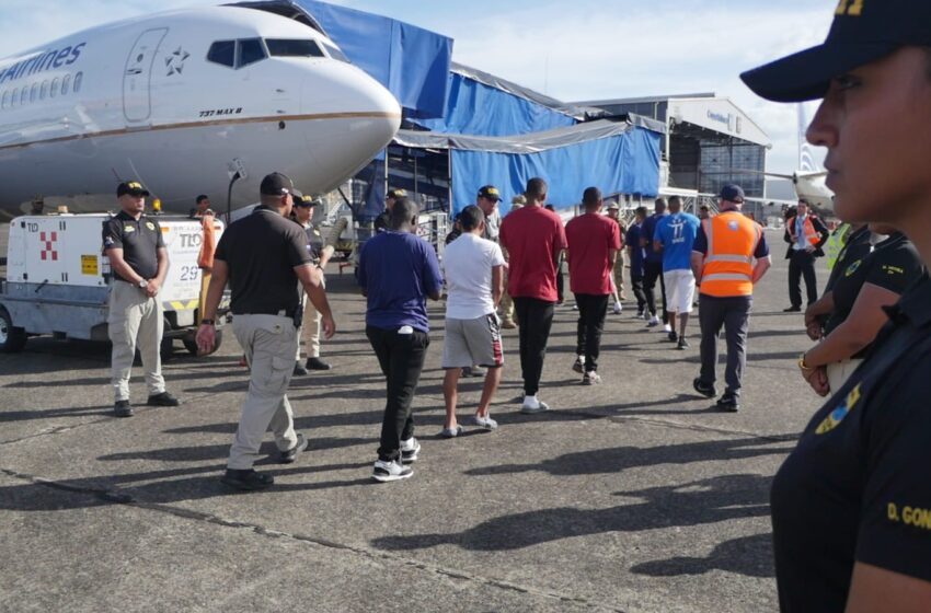  Panamá repatria a 108 ciudadanos colombianos en vuelo chárter coordinado por Migración