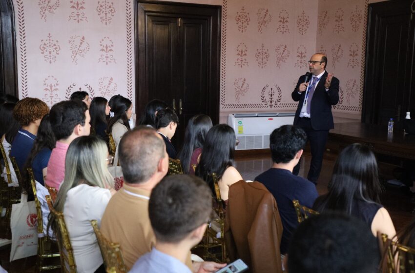  Defensor presenta conferencia: «Atención de comunidades vulnerables en crisis humanitarias» 