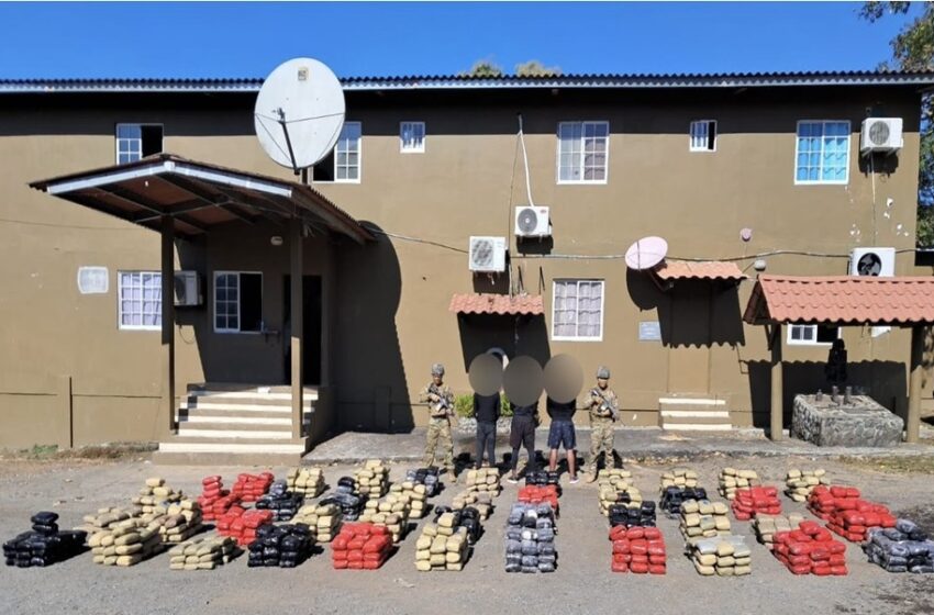  Aeronaval incauta más de una tonelada de presunta droga y aprehende a tres personas en operación marítima en Veraguas