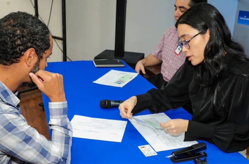  Realizan con éxito la octava entrega de cheques a exfuncionarios del MIDES