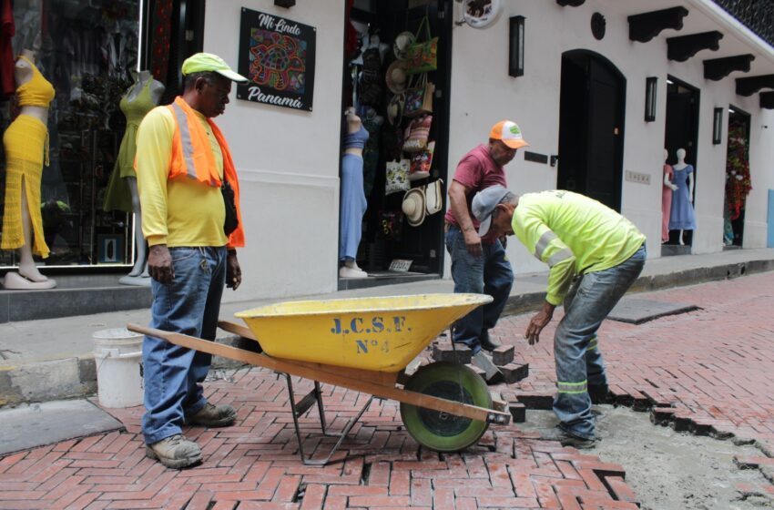  Refuerzan trabajos de reparación de tuberías y adoquines en el Casco Antiguo