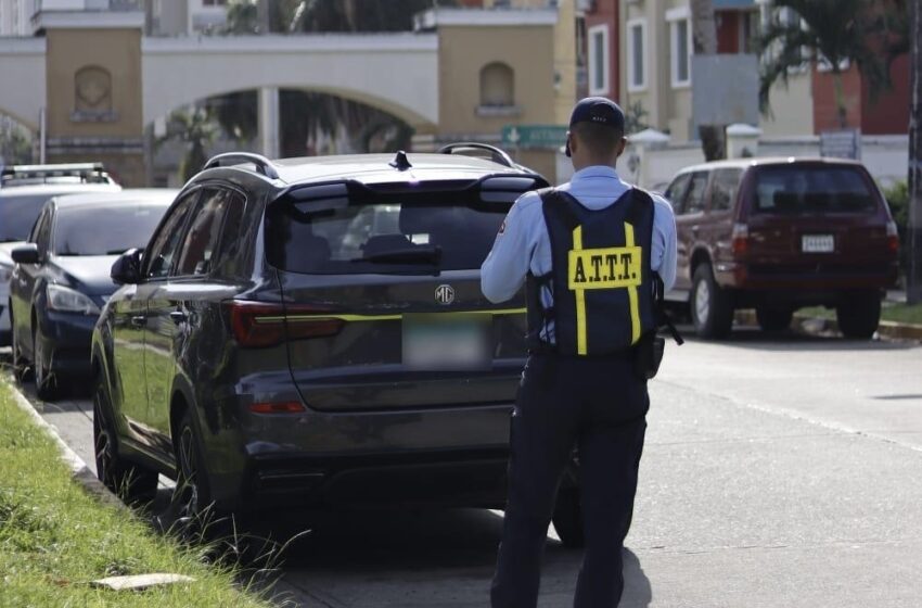  ATTT refuerza operativos contra vehículos mal estacionados: 134 conductores sancionados