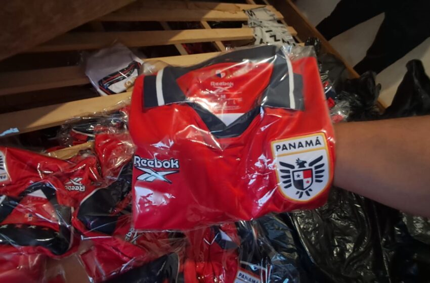  Desmantelan centro clandestino de falsificación de camisetas de la Selección de Panamá; 12 personas fueron aprehendidas