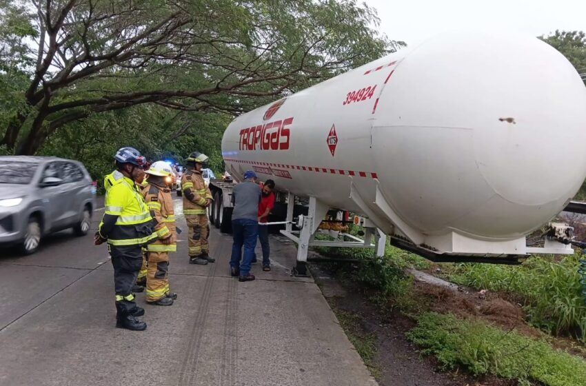  Bomberos atienden accidente fatal en Chiriquí y controlan emergencia con camión de gas en Coclé