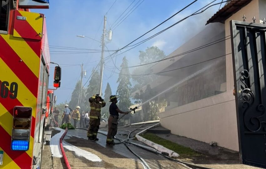  Bomberos controlan incendio en residencia Dos Mares y rescatan a sus ocupantes sin víctimas
