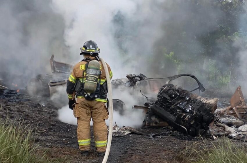 Bomberos atienden emergencia por explosión de cisterna en Viguí