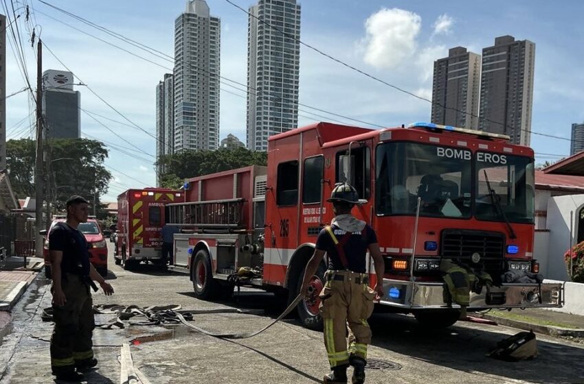  Rápida intervención de los bomberos evita que incendio se propagara a viviendas en Parque Lefevre
