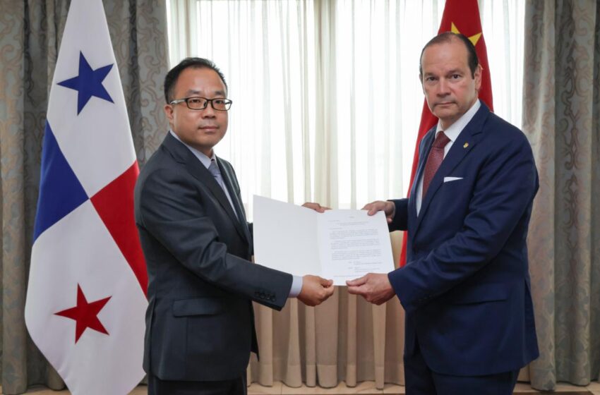  Canciller Martínez-Acha Vásquez recibe copia de cartas credenciales del nuevo embajador de China en Panamá
