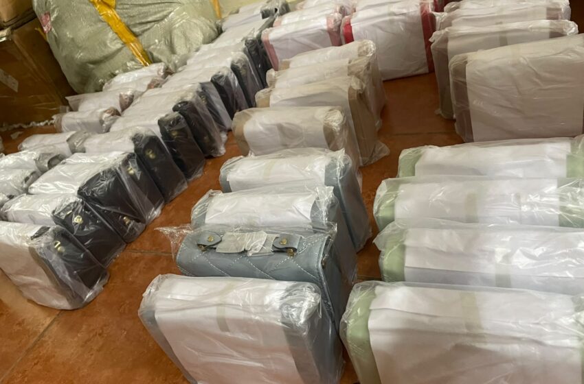  Aduanas retiene más de 240 carteras y 42 perfumes durante operativo en Milla 21