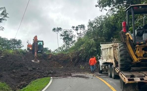  Despejan la vía afectada por deslizamientos en Bocas del Toro