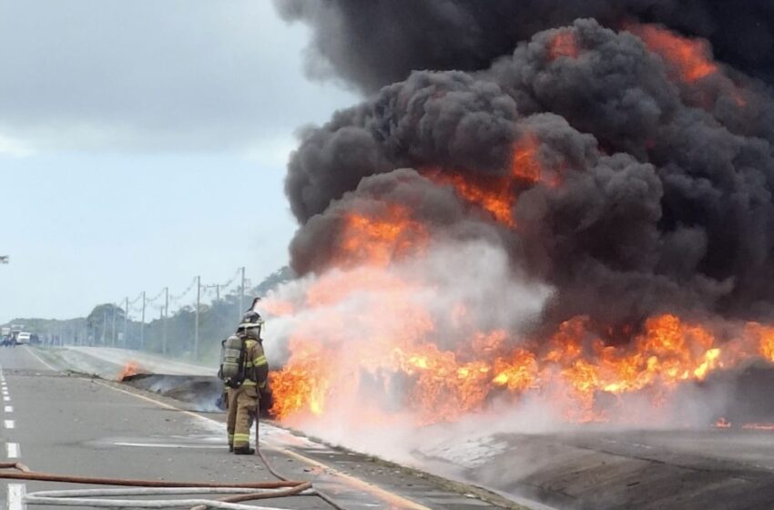 Camión articulado se incendia en la vía Panamericana a la altura de Santa Rita de Antón