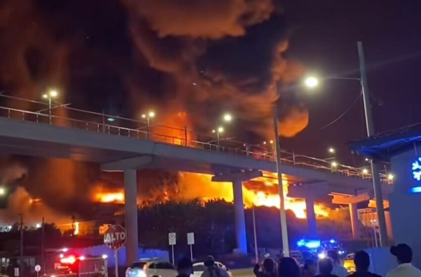  Bomberos controlan incendio en fábrica de colchones y evitan propagación hacia viviendas en Villa Zaita