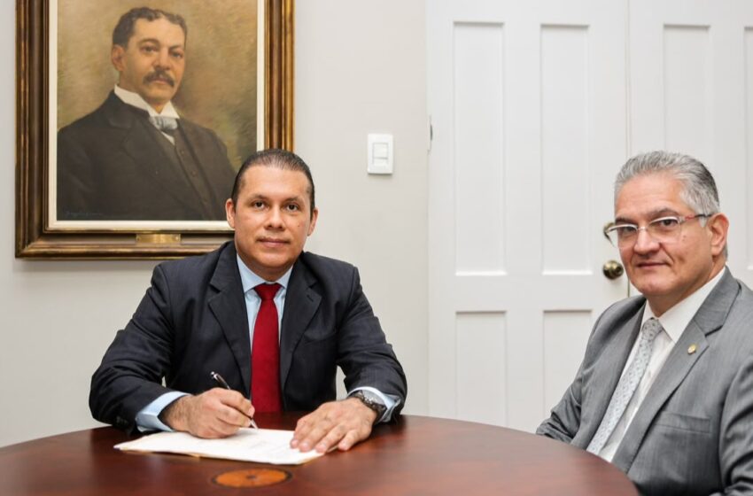  William González asume como nuevo viceministro administrativo del Meduca