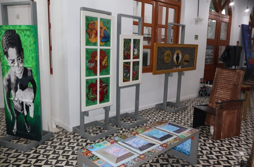  CASCO DOORS celebra su novena edición con 40 obras que transforman puertas y ventanas del Casco Antiguo en arte