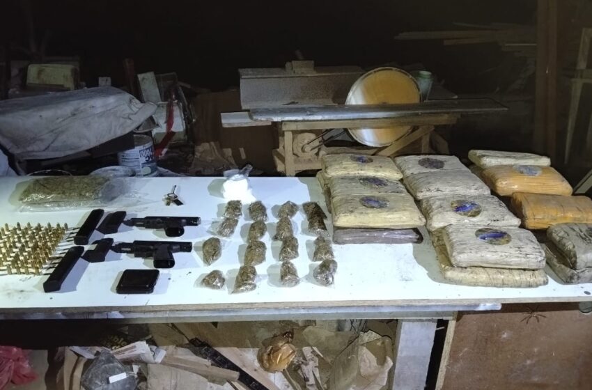 Aprehenden a un hombre y decomisan presunta droga y armas de fuego en San Carlos